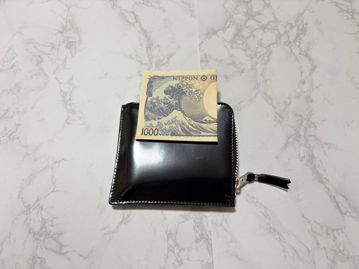 コムデギャルソンL字財布にお札を入れる