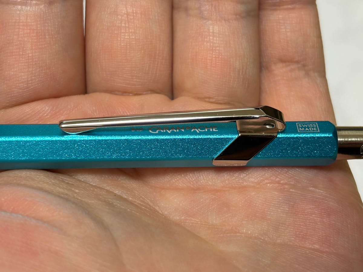 「CARAN d'ACHE」と「849」のロゴ